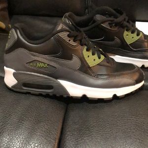 Black/Green Accent, leather Nike Air Max Size 7.0